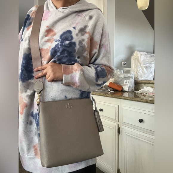 New Tory burch Thea Swingpack crossbody / shoulder bag / 2 straps in gray color - Picture 4 of 14